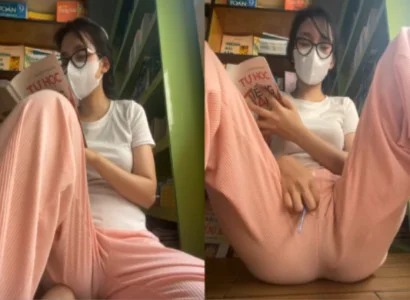 Cô em vừa đọc sách vừa chơi sextoy trong lồn