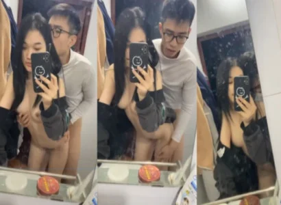 Cặp bạn sinh viên đang ân ái với nhau trước gương