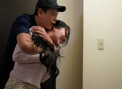 Nữ ca sĩ bị fan cuồng lạm dụng tình dục vì vóc dáng quá nuột nà