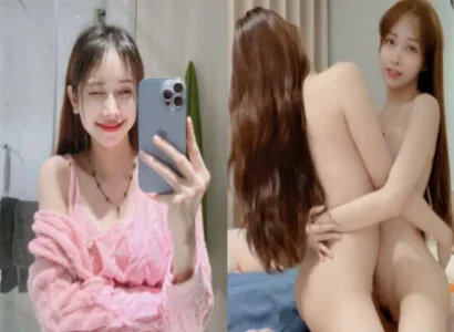Lâm Thái Vy cùng người bạn thân thiết móc bím trong suốt buổi phát trực tiếp