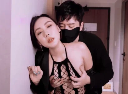 Vợ bán thân cho ông sếp để trả nợ cho chồng
